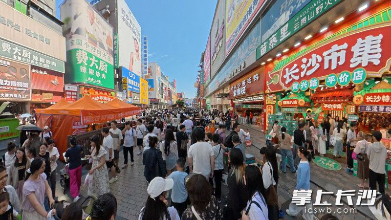假日的五一广场，人气很高。 均为长沙晚报全媒体记者邓迪、易亿摄