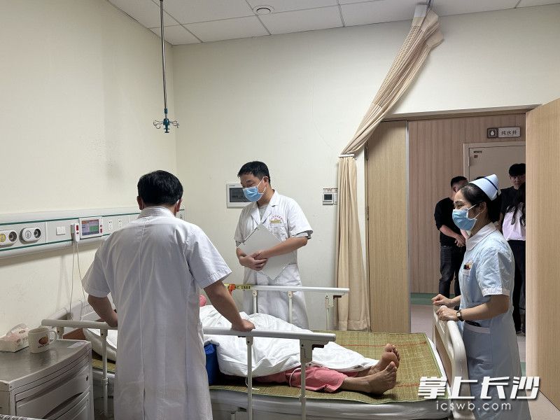 在浏阳市中医医院骨伤科病房，医护人员正在对伤者进行救治。 长沙晚报全媒体记者 李金 摄