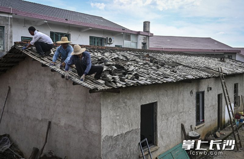 附近居民已对受损房屋开展修缮。