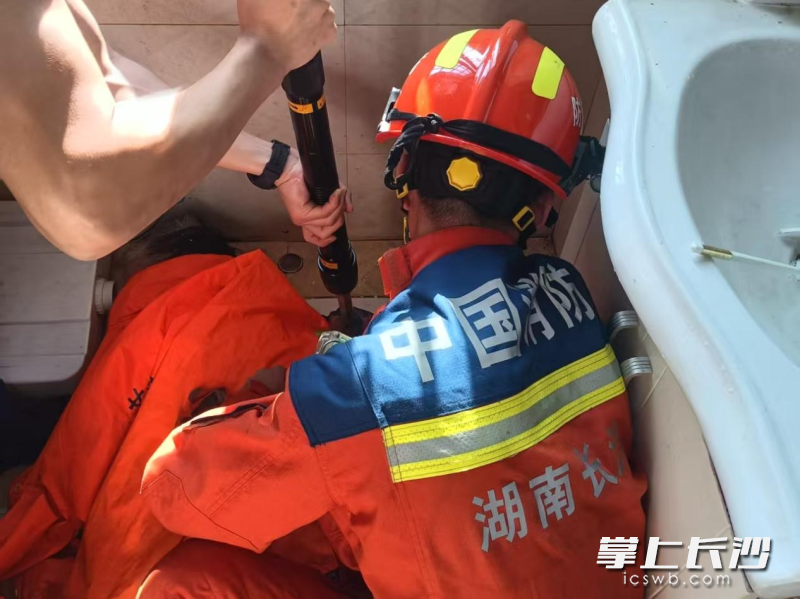 消防人员正在全力施救。  长沙晚报通讯员 段志伟 摄