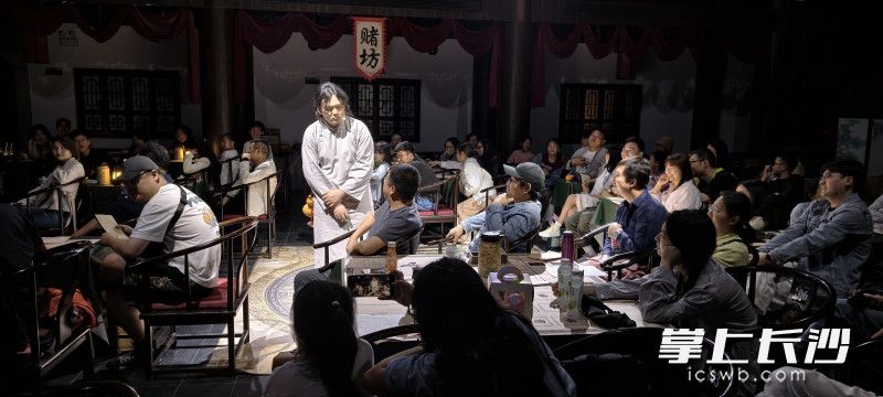 演员在观众席互动。