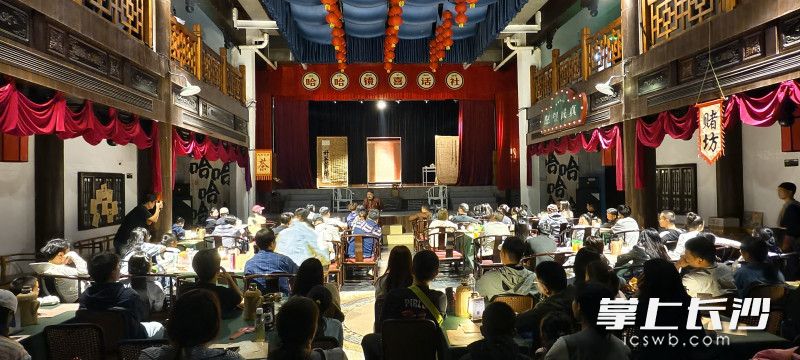 沉浸式喜剧《大拍卖之绑定财神系统》演出现场。  除另注明外均为长沙晚报全媒体记者肖舞摄