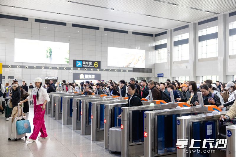 4月30日至5月5日期间，长株潭城际累计发送旅客61.15万人次。 均为通讯员供图
