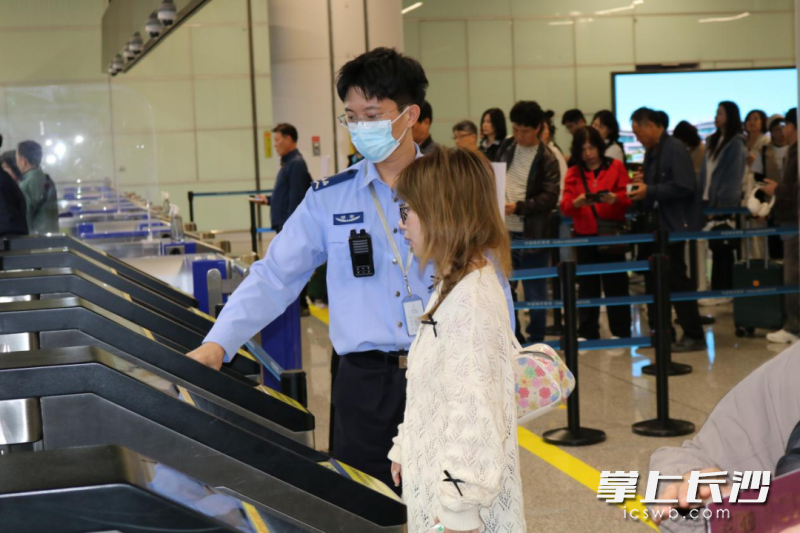 今年“五一”假期，全省口岸出入境人员达2.6万人次。图为长沙口岸。 均为长沙晚报通讯员李璠、余洋供图