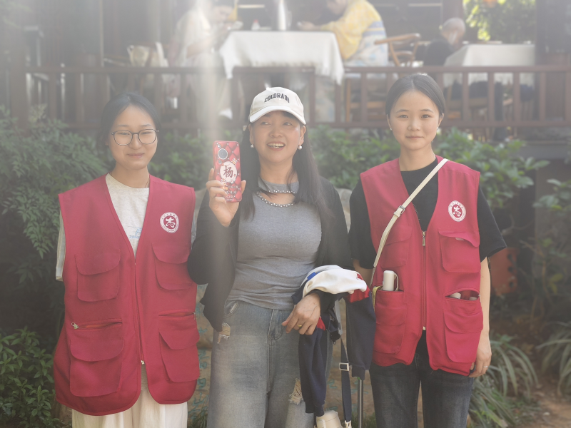 在湘江风光带，志愿者捡到游客手机后耐心等待游客返回并归还。