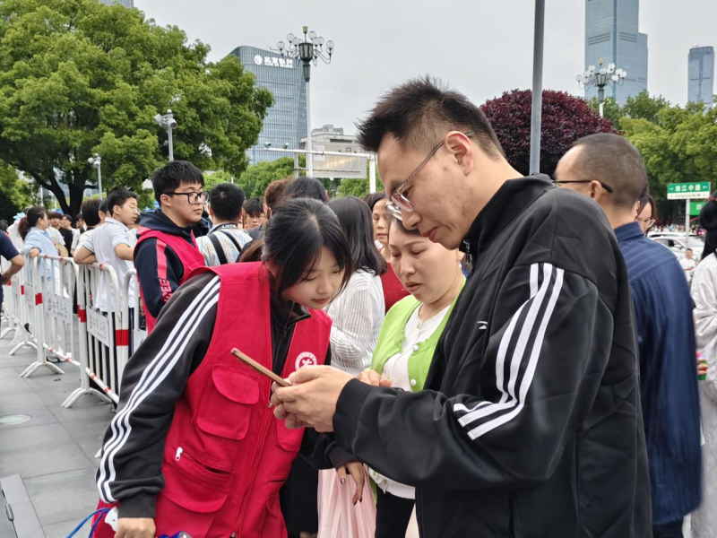 “五一” 假期，长沙一大批志愿者分布在全市各个景区、车站、商圈、展会等地，以专业服务与暖心行动，为市民游客铺就平安顺畅的出行之路。均为通讯员供图