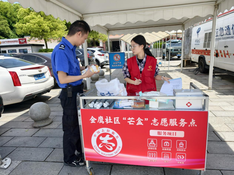 在湖南国际会展中心周边，志愿者正在驻点服务。