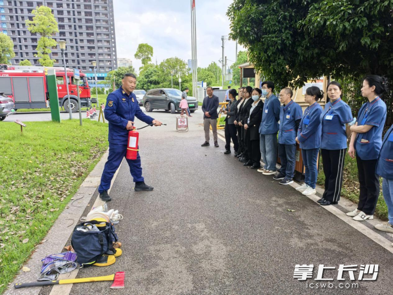 消防宣传员为颐养院工作人员进行安全培训。 长沙晚报通讯员 刘鑫 摄