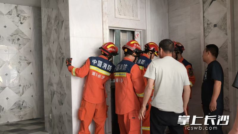 消防员正在解救被困人员。  长沙晚报通讯员 王磊 摄