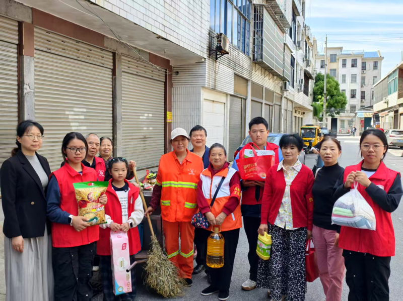 凤形社区开展“情暖环卫工·致敬劳动美”主题活动。通讯员供图