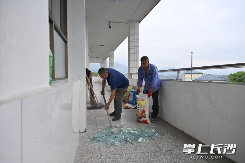 田郊完全小学内，工人正在修缮门窗。 均为长沙晚报全媒体记者余劭劼摄