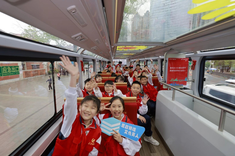 孩子们开心地坐上“天心向阳”巴士。