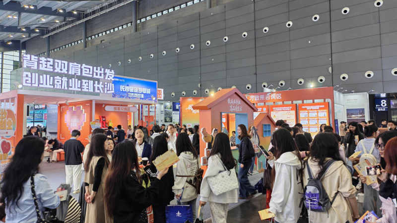 2026年长株潭都市圈“好房子”交易推介会暨“湘聚一座城·幸福一家人”一站式置业活动上，到处都是背包看房的年轻人。均为邓迪 摄