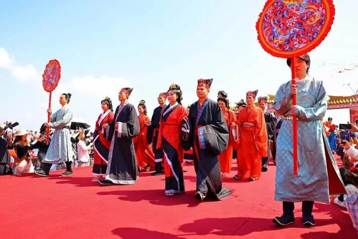 新人分别身着不同时期的经典婚服款款登场。曾诗怡 摄