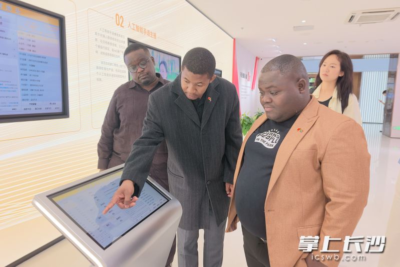 中南青年联合会代表团成员在马栏山视频文创园体验5G智慧电台。