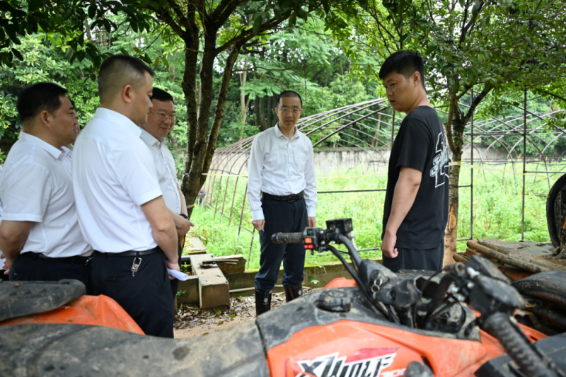 在坪塘镇溪流谷全地形越野基地督导检查安全管理工作。