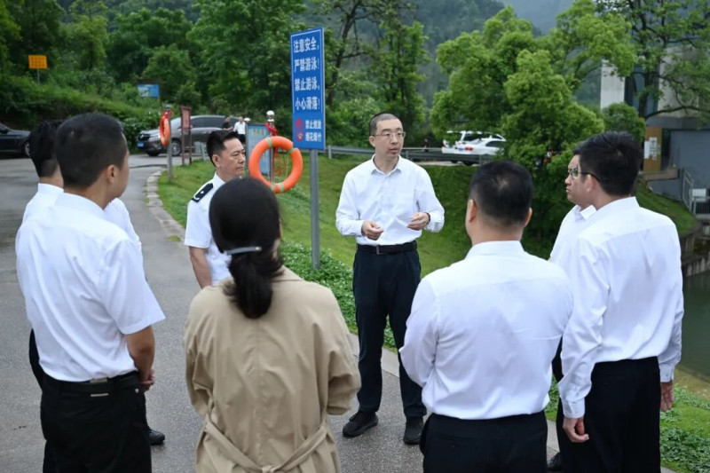 在象鼻窝森林公园督导检查景区安全管理工作。均为 湘江早报全媒体记者 张圣贺 摄