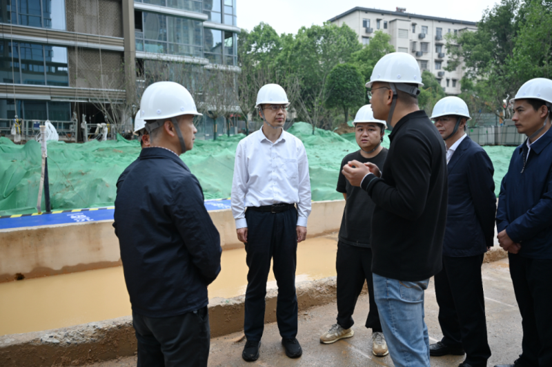 在邦泰璟和项目督导检查工地扬尘污染监管工作。均为 湘江早报全媒体记者 张圣贺 摄