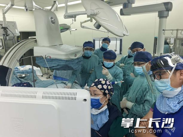 手术在医护团队的紧密协作下有条不紊地进行。 医院供图