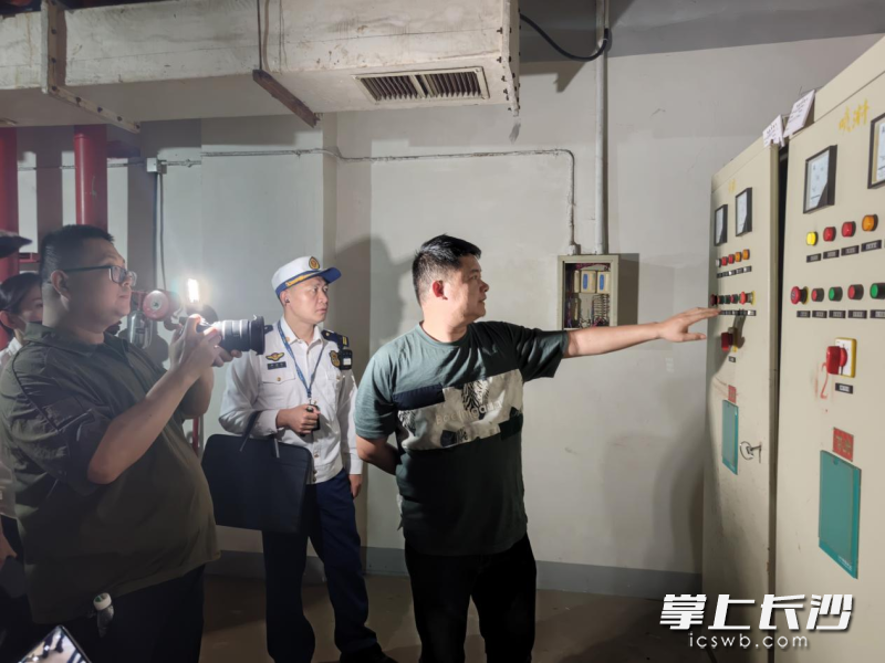 消防监督员在检查中。 长沙晚报通讯员 宁倩 摄