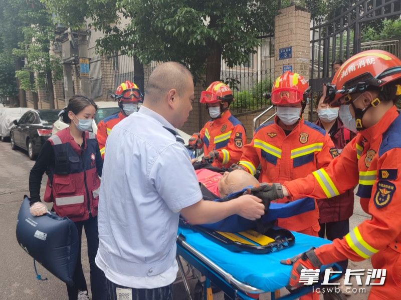 天心消防成功将患病老人转移至楼下。 均由长沙晚报通讯员 余娜娜 供图