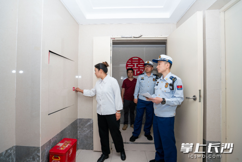 图为消防监督员正在检查。 长沙晚报通讯员 张佳欣 摄