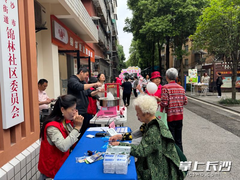 社区居民正在接受义诊。