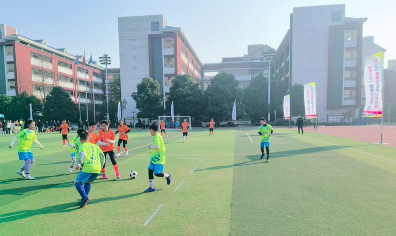学校设置上下午两个大课间，保障学生充足运动时间。