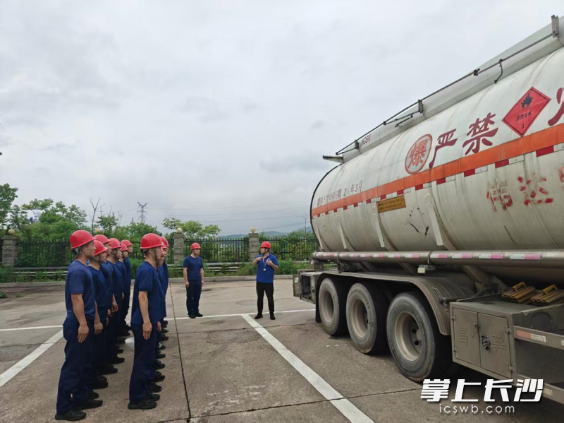 消防员在现场学习。 长沙晚报通讯员 毛宏东 摄