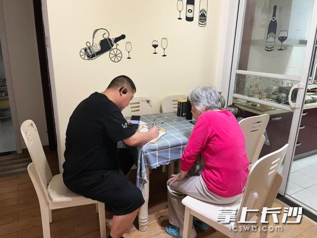 工作人员认真记录需求。 均为长沙晚报通讯员 石磊供图