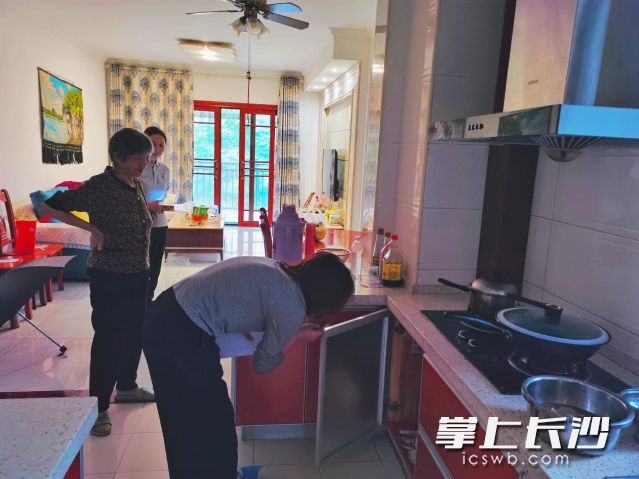 工作人员仔细检查插座、燃气灶具等。