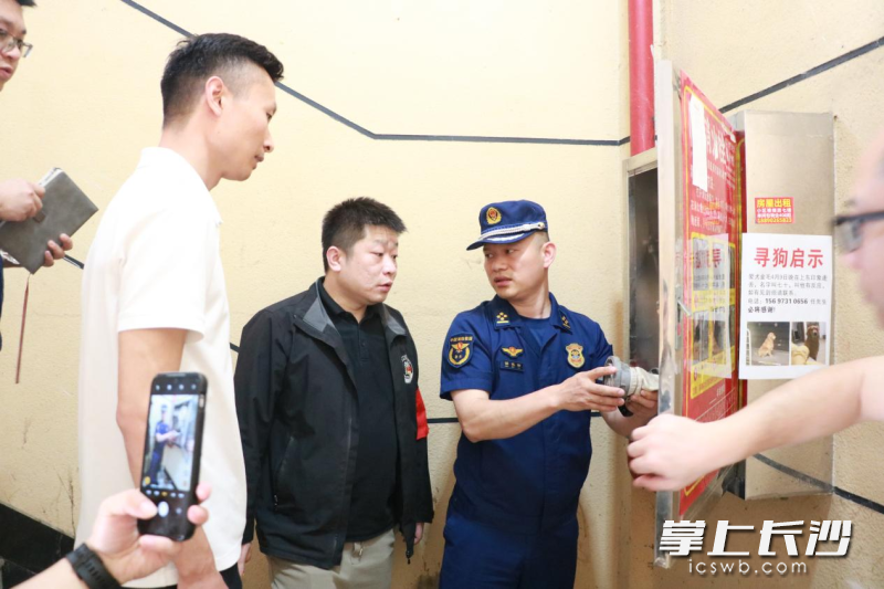 图为消防监督员在检查中。  长沙晚报通讯员 宁倩 摄