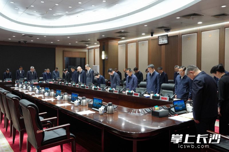 5月8日，省委常委、市委书记吴桂英主持召开浏阳华盛烟花厂爆炸事故后续处置工作调度会。会议开始前，全体与会人员肃立默哀。