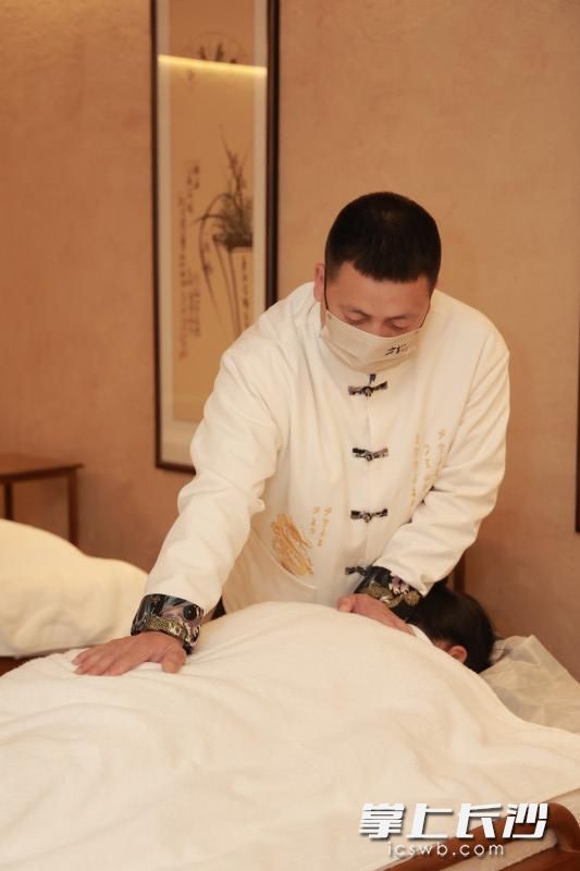 一名年轻客人正在体验。如今，年轻消费者正成为理疗养生服务的重要客群。