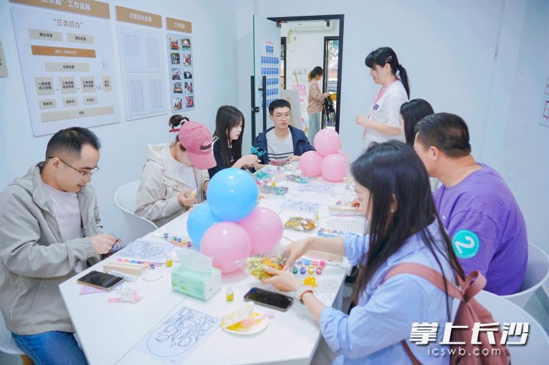 青年们做手工。