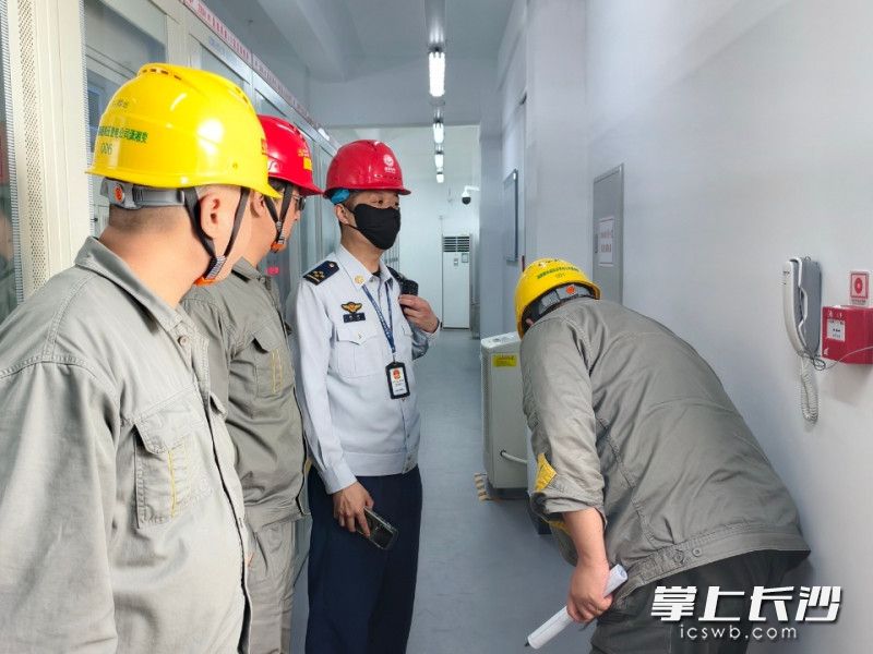 防火监督员在检查中。 长沙晚报通讯员 王磊 摄