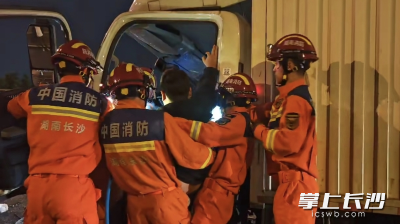 消防员正在救援被困司机。 长沙晚报通讯员 刘鑫 摄