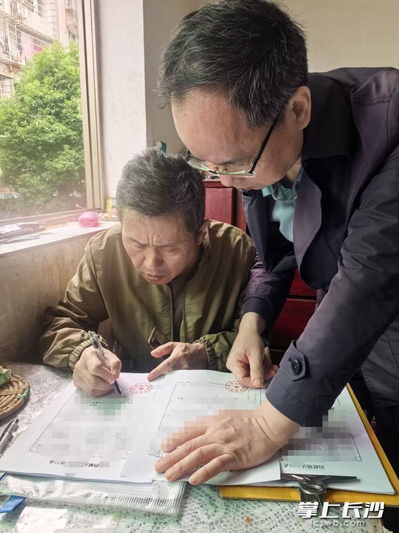 刘桂友的家人遵照其多年夙愿与生前嘱托，在长沙市红十字会工作人员的见证下，顺利完成遗体及眼角膜捐献。 均为通讯员供图