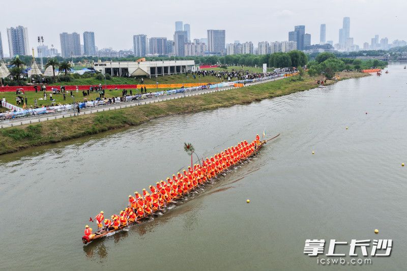 5月9日下午，来自益阳兰溪莲花塘村的双桡龙舟与开福龙舟组成龙舟编队在浏阳河鸭嘴公园段下水，进行龙舟会师活动，并在沿线巡游。 均为长沙晚报全媒体记者黄启晴摄