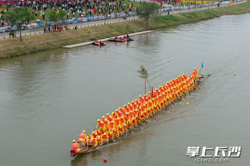 来自各地的20支龙舟劲旅齐聚浏阳河。