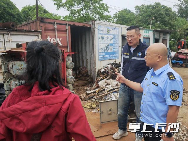 今日上午，开福区应急管理局联合捞刀河街道开展烟花爆竹暨涉危涉爆专项整治行动。  均为长沙晚报通讯员李文供图