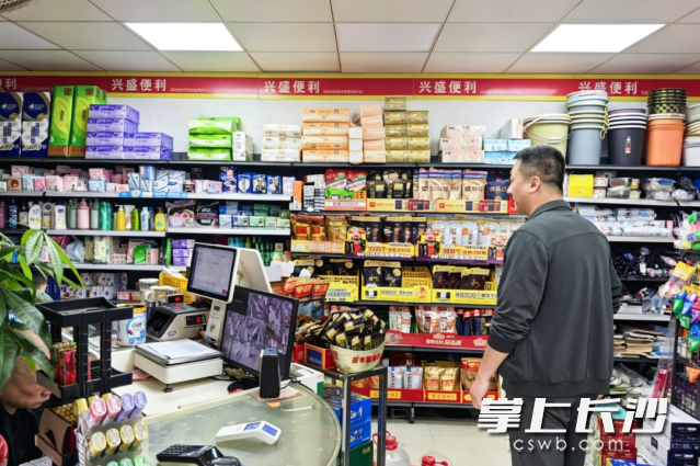 工作人员对沿街门店逐一排查。