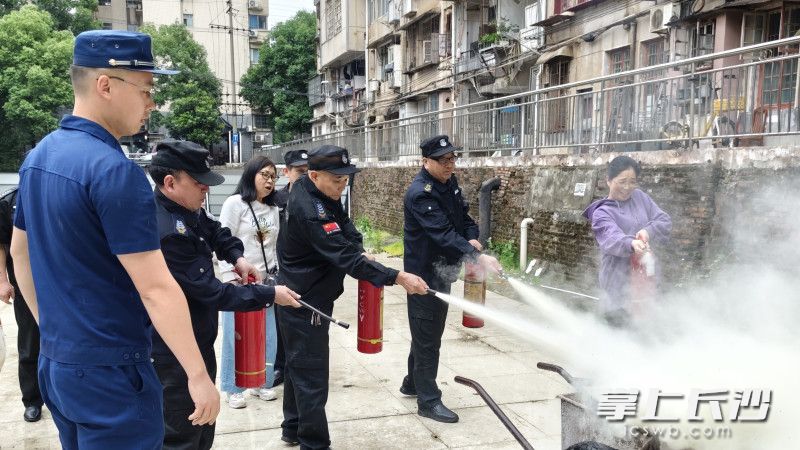 消防宣传员指导灭火实操。 长沙晚报通讯员 董文文 摄
