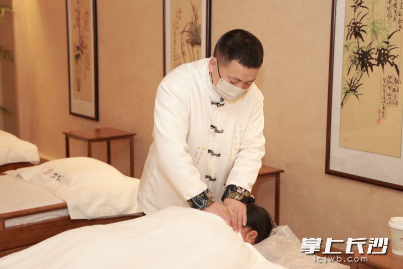 五一假期，王明亚几乎每天都要从早忙到晚。 均为长沙晚报通讯员隽蒙供图