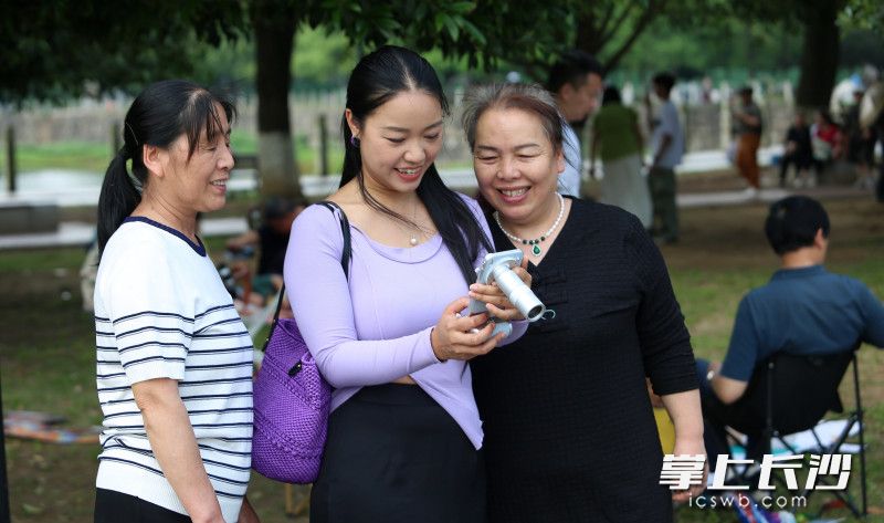 市民盼盼陪着母亲和婆婆在烈士公园拍照打卡。