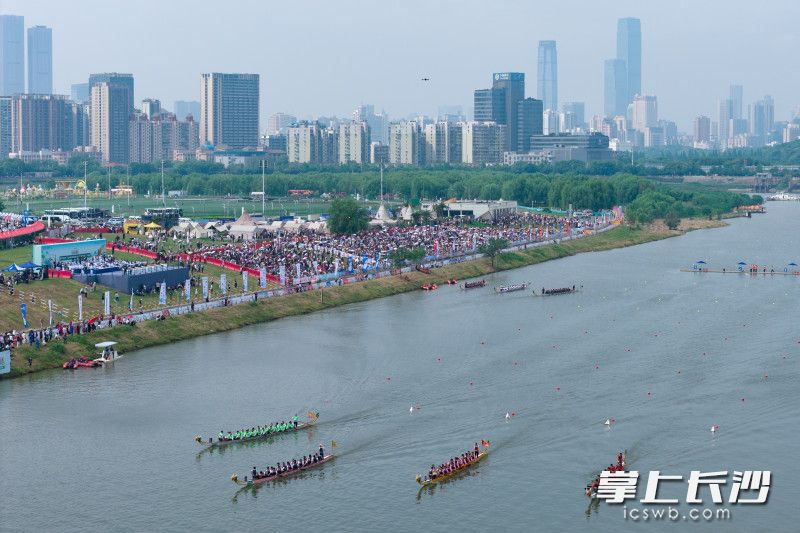 5月10日，2026年湖南省龙舟超级联赛选拔赛（开福站）在浏阳河马栏山鸭嘴公园段正式开赛。
