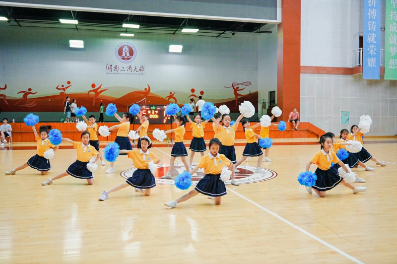 比赛间隙，孩子们带来了精彩的啦啦操表演。