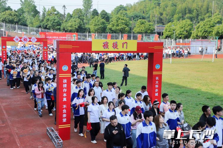 庄严的仪式感,让学生们感受到成长的责任。 庄严的仪式感,让学生们感受到成长的责任。