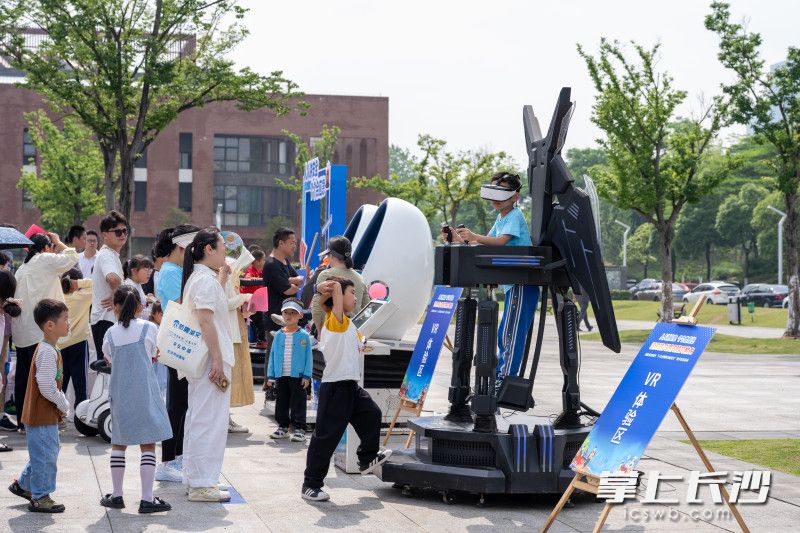 互动科普体验区打造VR灾害模拟、居家安全体验、应急物资展示等项目，让市民沉浸式感受灾害场景、学习避险知识。