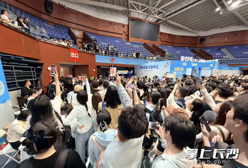 5月10日，在“智汇潇湘 才聚湖南”杭州站活动创业展区现场，麒麟信安大学生创新创业孵化基地吸引多位学子前来围观。通讯员供图
